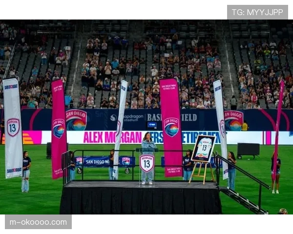 纪念赛赛前仪式,致敬俱乐部女足功勋退役球员 纪念赛赛前仪式,致敬俱乐部女足功勋退役球员